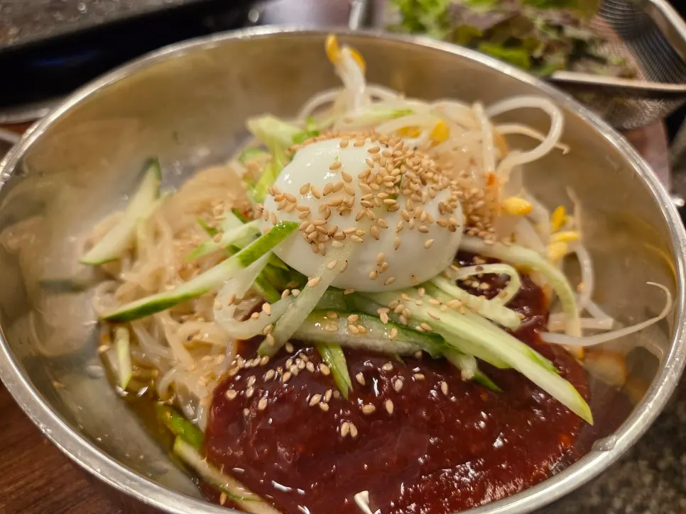 A bowl of jjolmyeon at Mapo Gui Madang