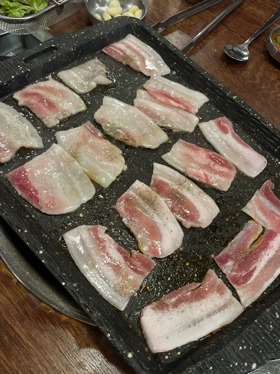 불판에 올린 냉동 삼겹살