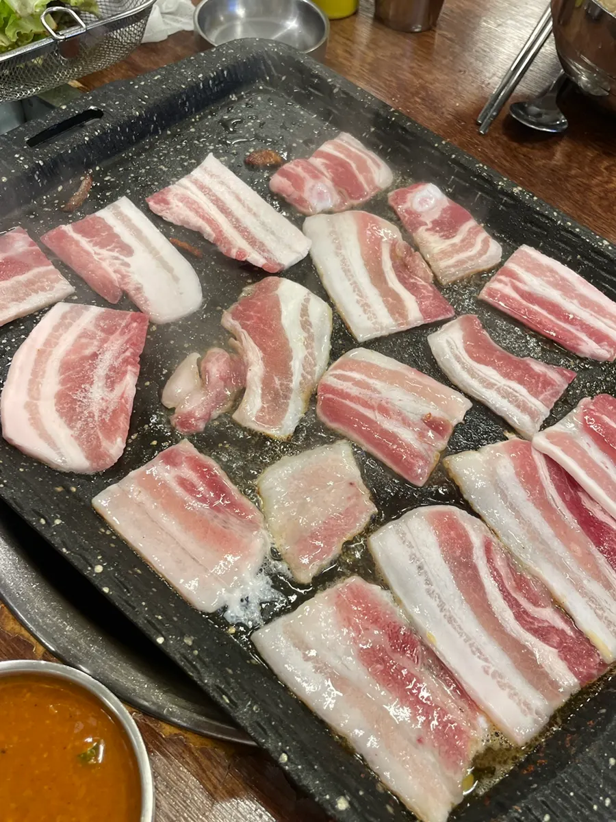바싹 구워진 냉동 삼겹살