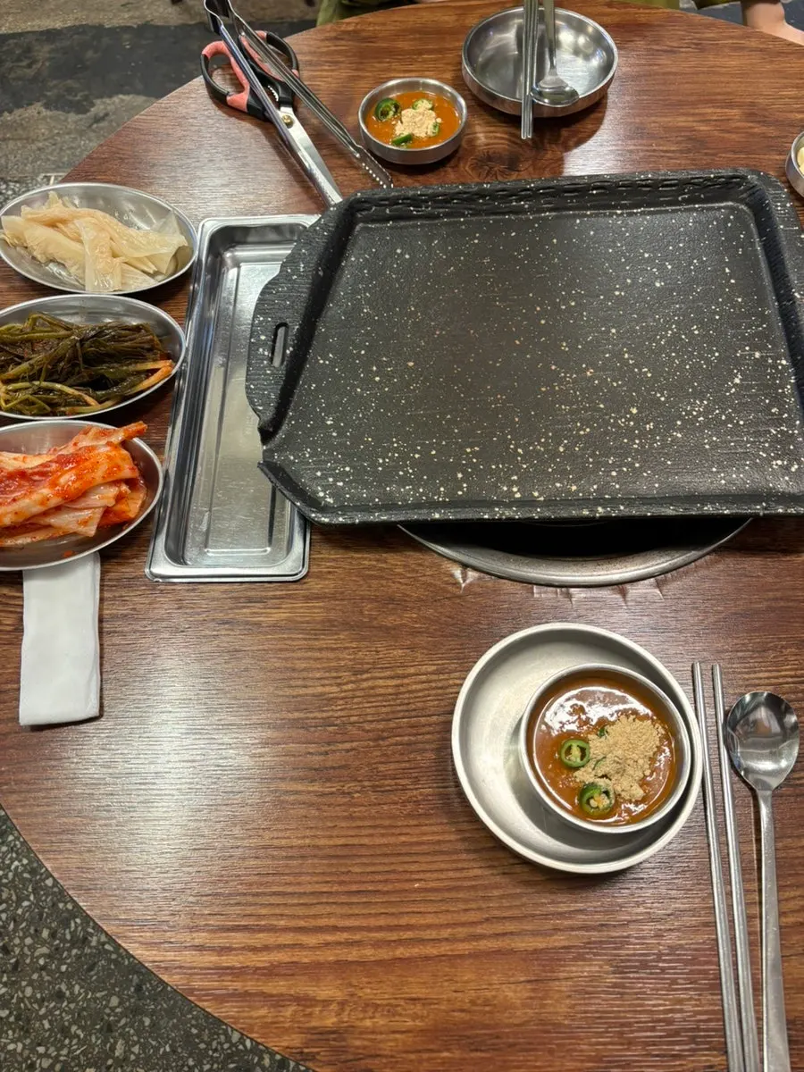 테이블에 세팅된 밑반찬 상차림