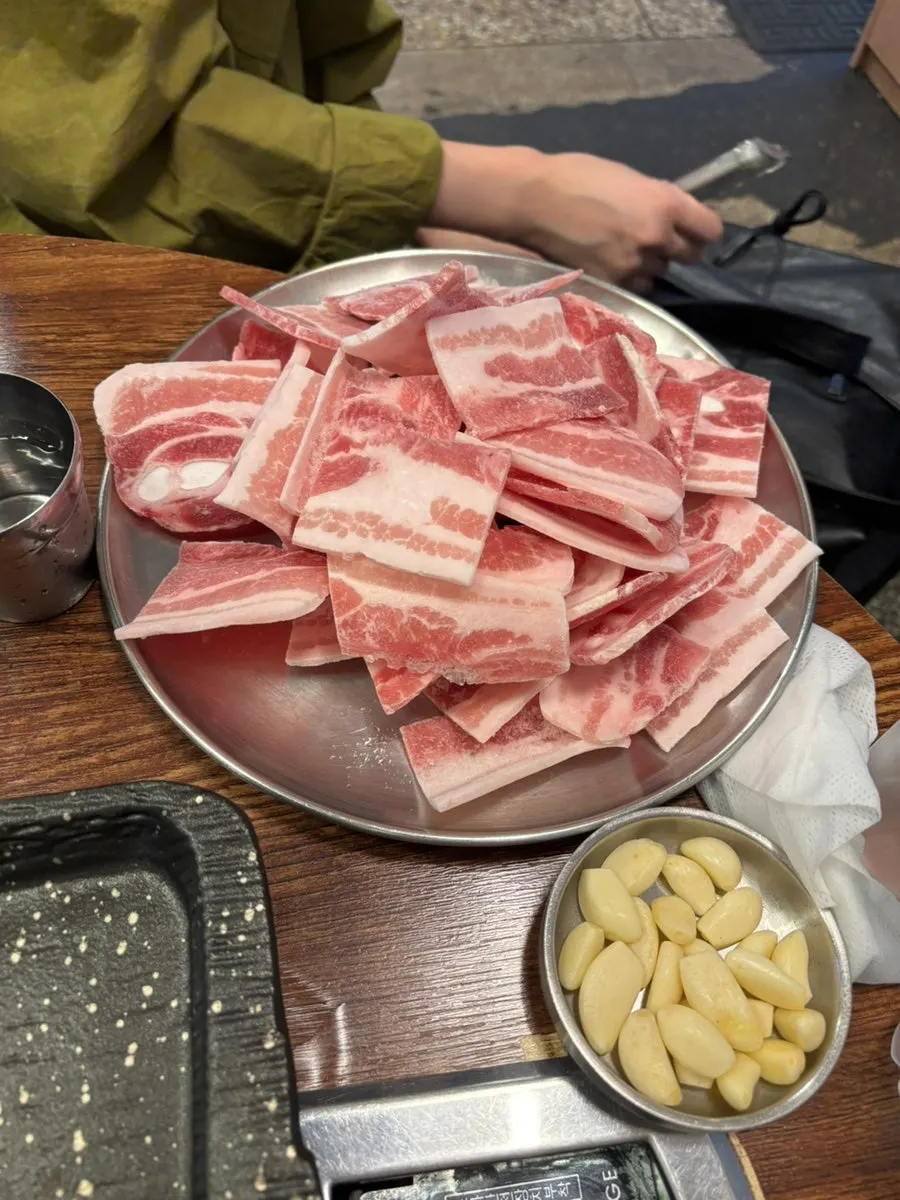 주문한 냉동삼겹살 상차림
