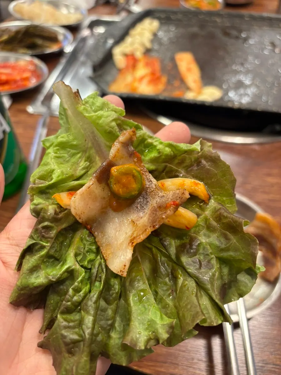 바삭하게 구워진 냉동삼겹살 한 점