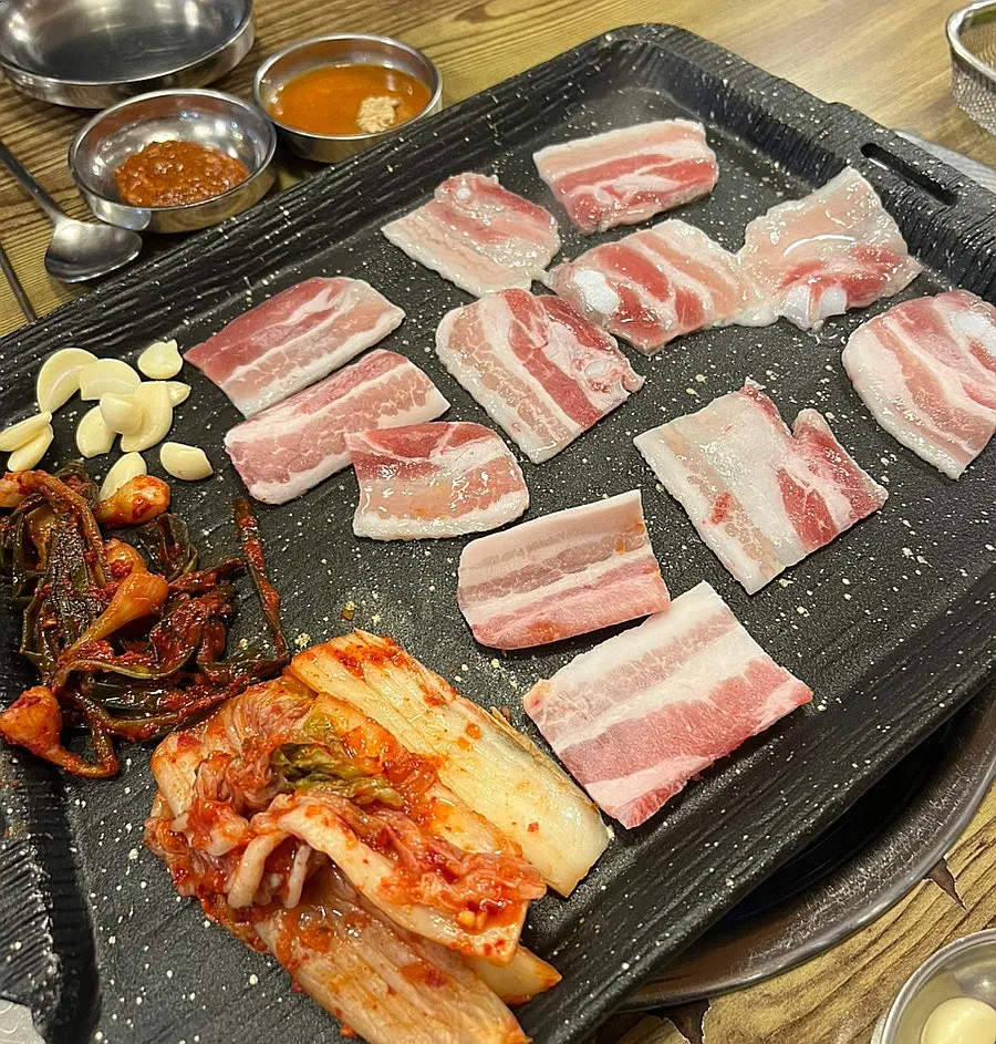 Naengsam grilling with kimchi and green onion kimchi