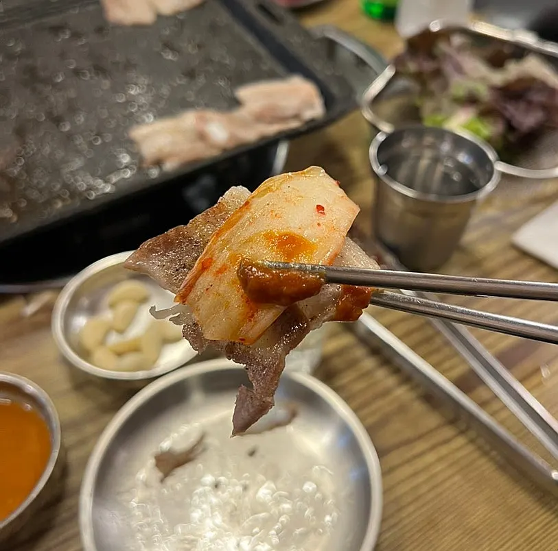 Naengsam grilled together with kimchi on the pan