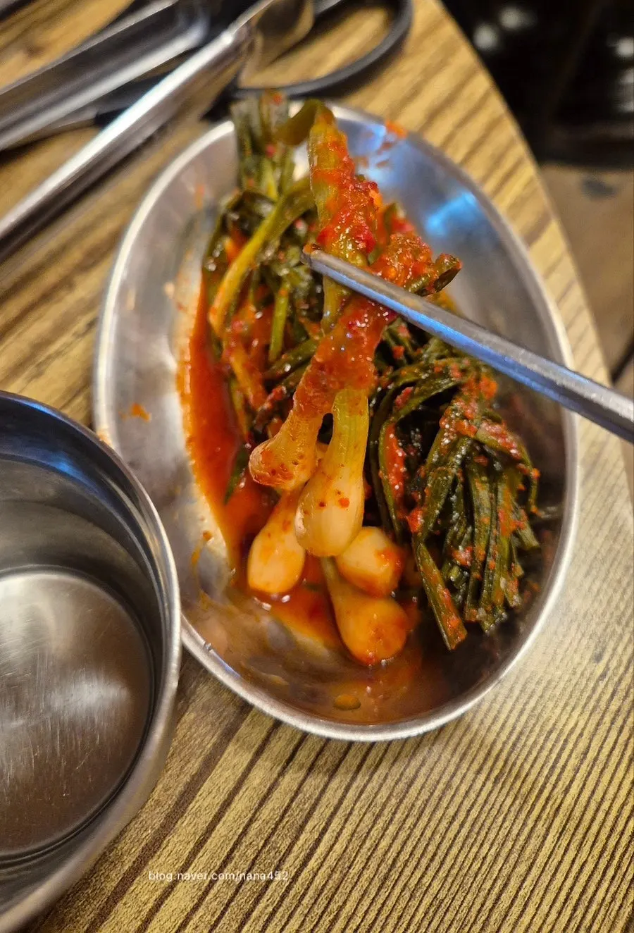 파김치와 배추김치 밑반찬 접시