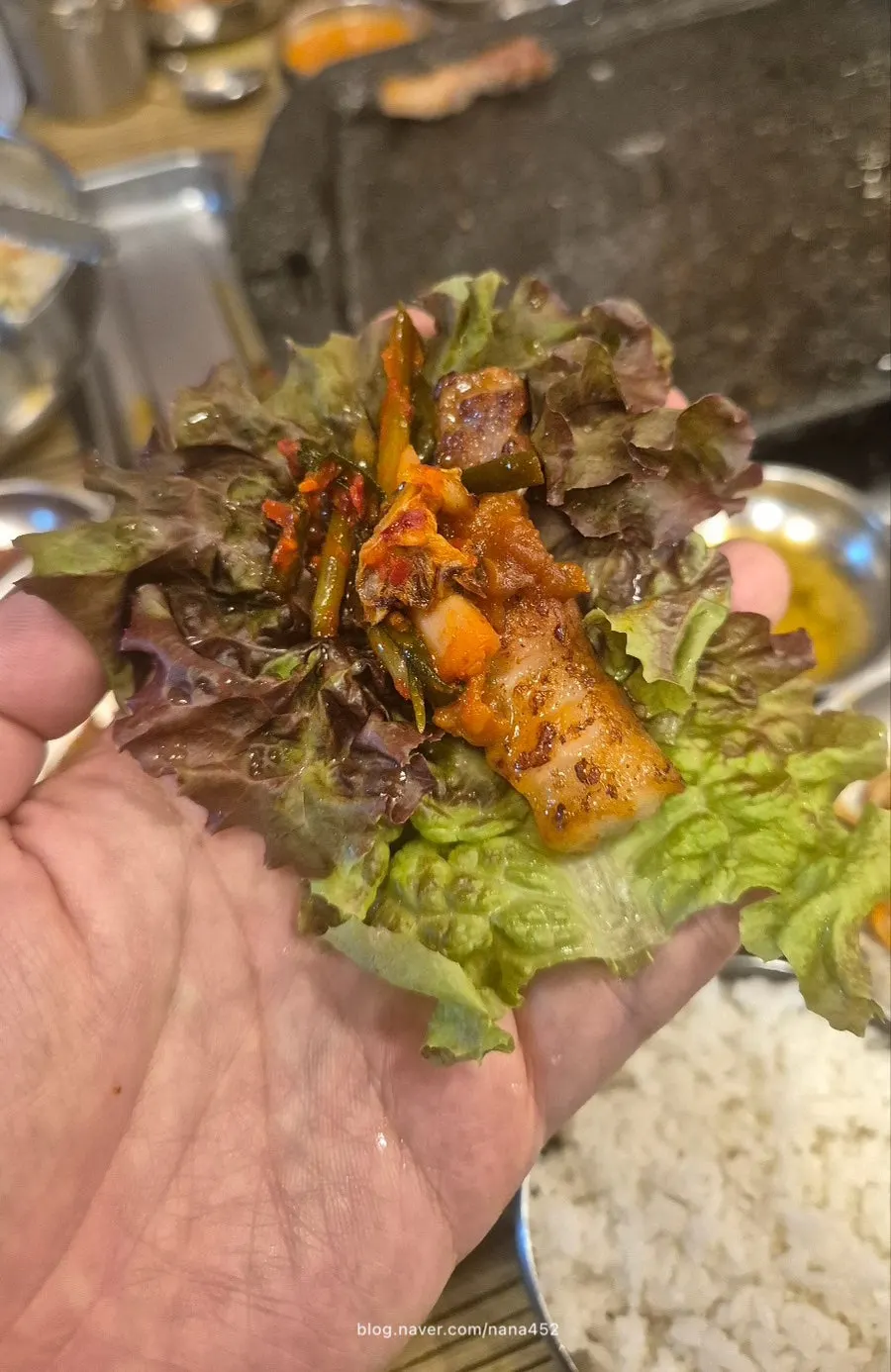 참숯 초벌된 통삼겹살을 불판에 굽는 모습