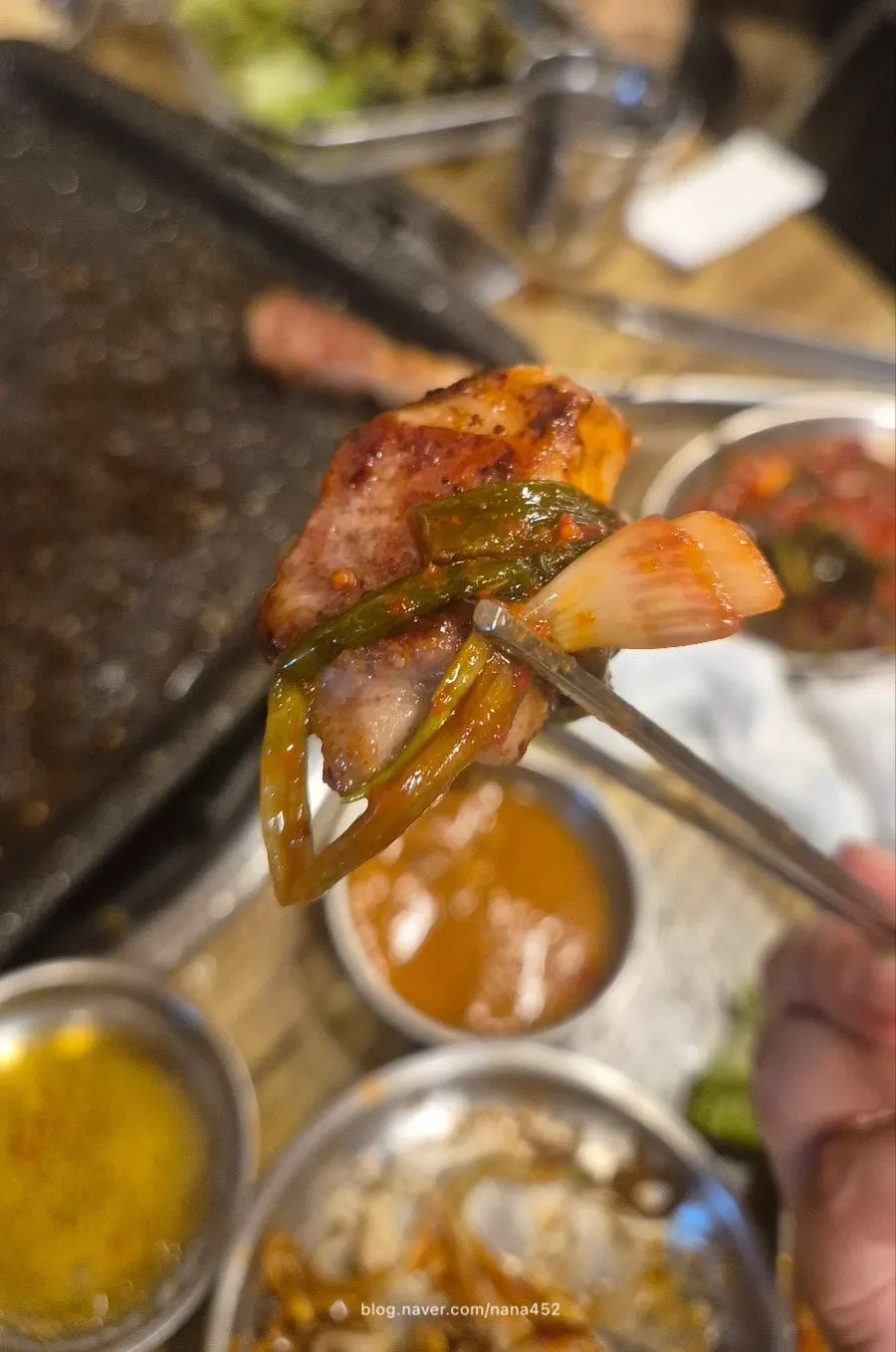 먹기 좋게 잘린 통삼겹살 구이