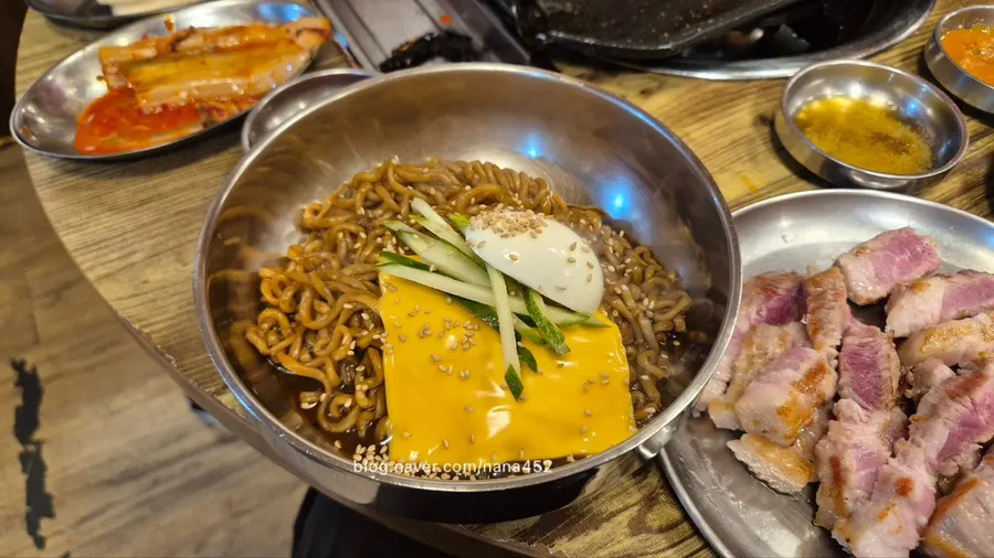 치즈와 계란 노른자를 올린 짜계치
