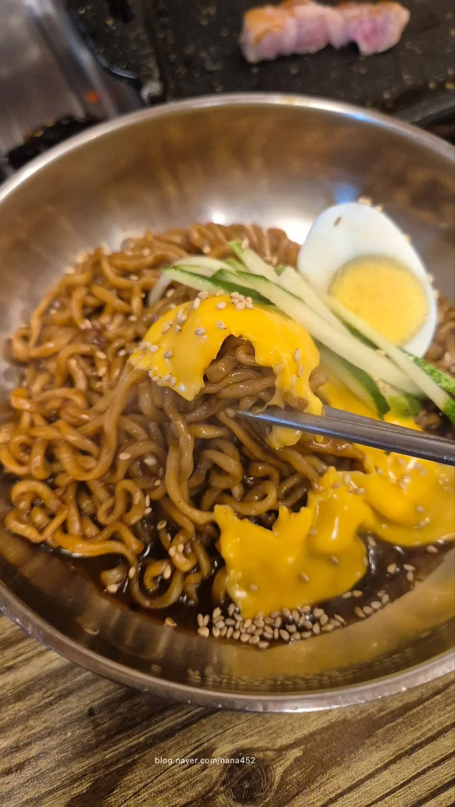 짜계치와 고기가 함께 놓인 테이블