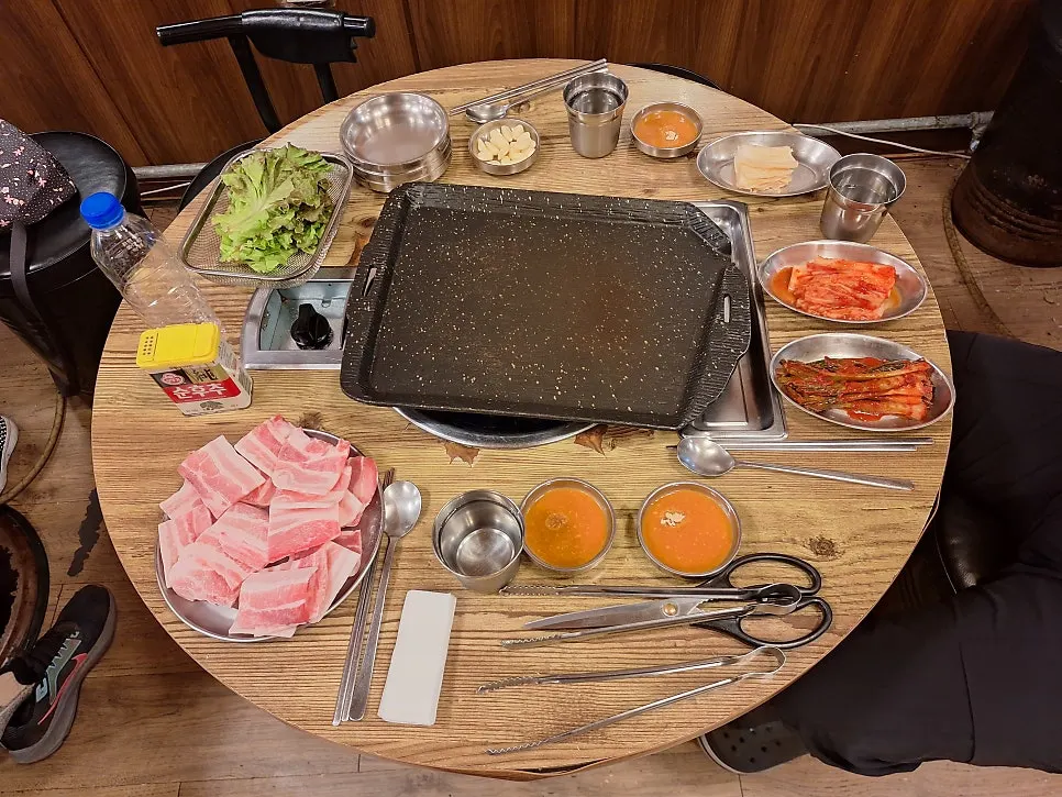 돌판에 올린 냉동삼겹살 2인분