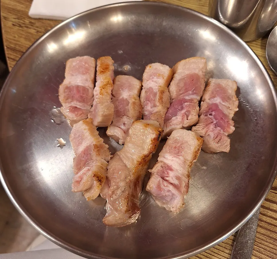 돌판 위 통삼겹살과 통막창