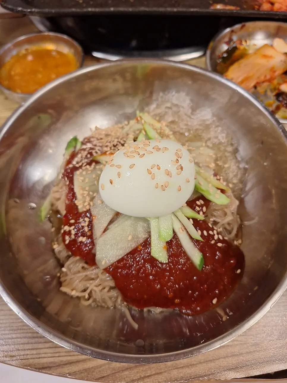비빔냉면과 반반 나눠 먹은 냉면