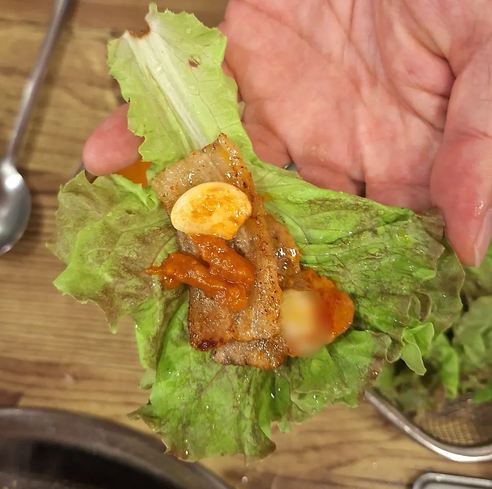 리필한 상추와 추가 쌈장