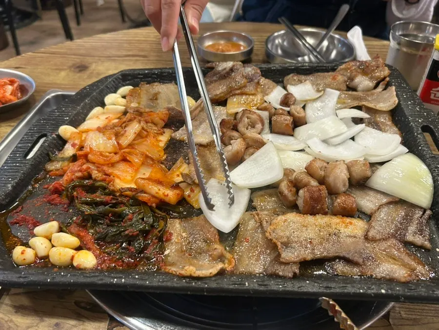 Table with 4 servings of frozen pork belly and side dishes