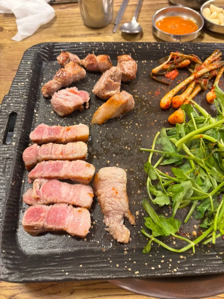 Grilled pork belly wrapped in lettuce