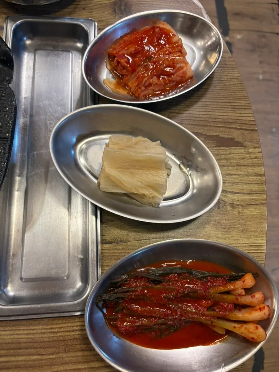 삼겹살과 함께 나온 기본 밑반찬 상차림