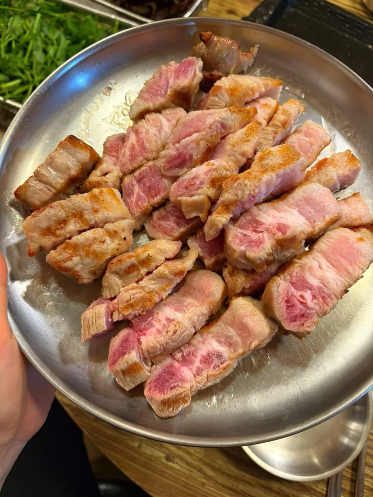 초벌을 마친 두툼한 생통삼겹살 2인분