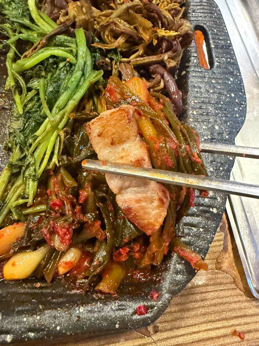 김치와 고사리 미나리를 함께 올린 불판