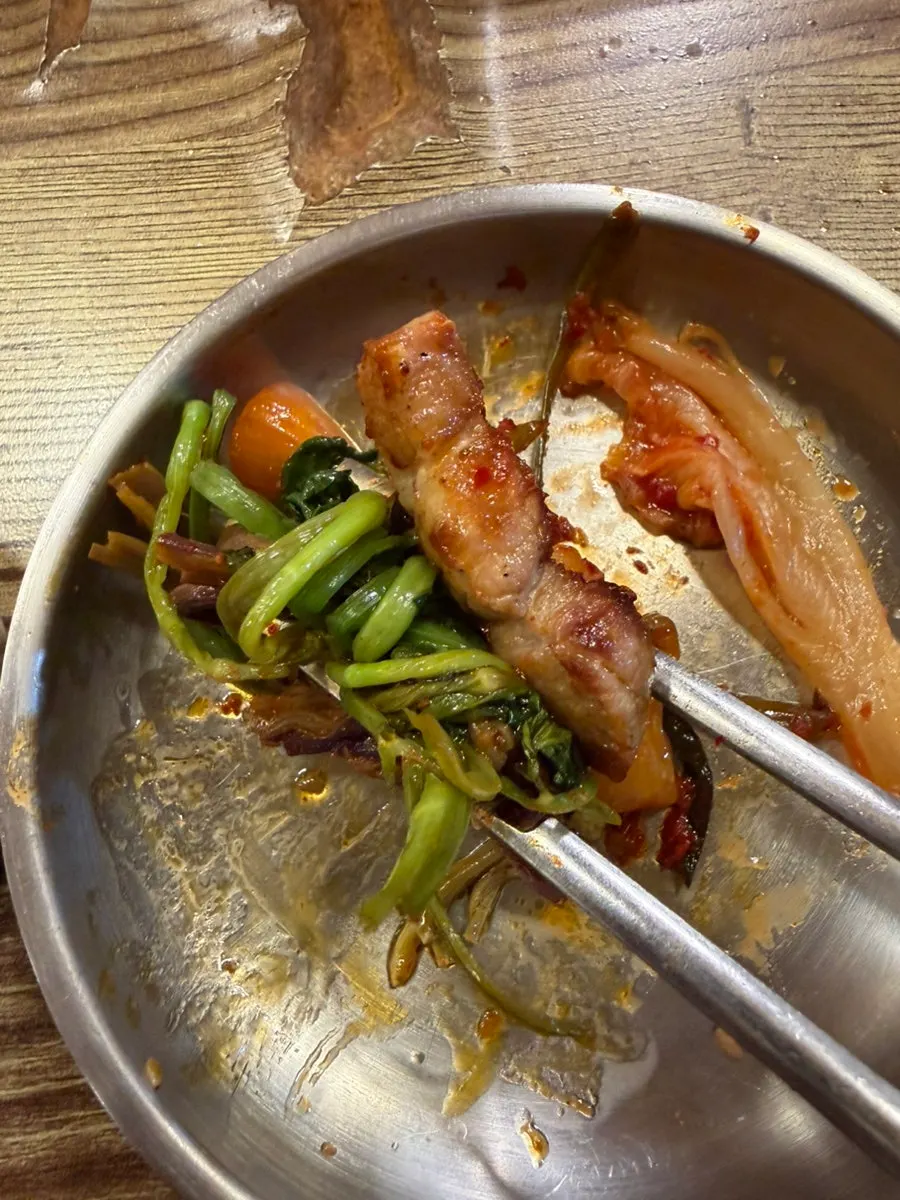 삼겹살 기름에 구워진 미나리와 고사리