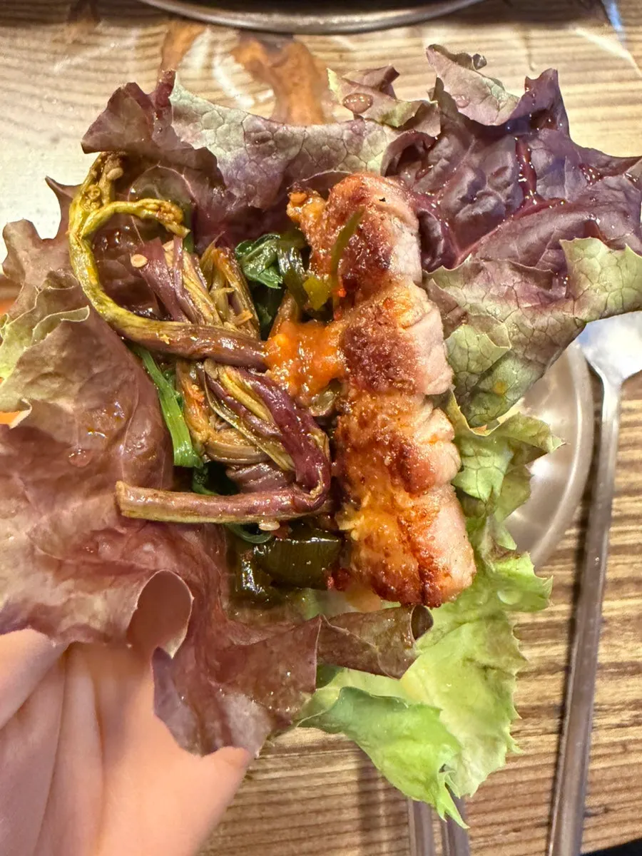 상추에 삼겹살과 구운 김치를 올린 쌈