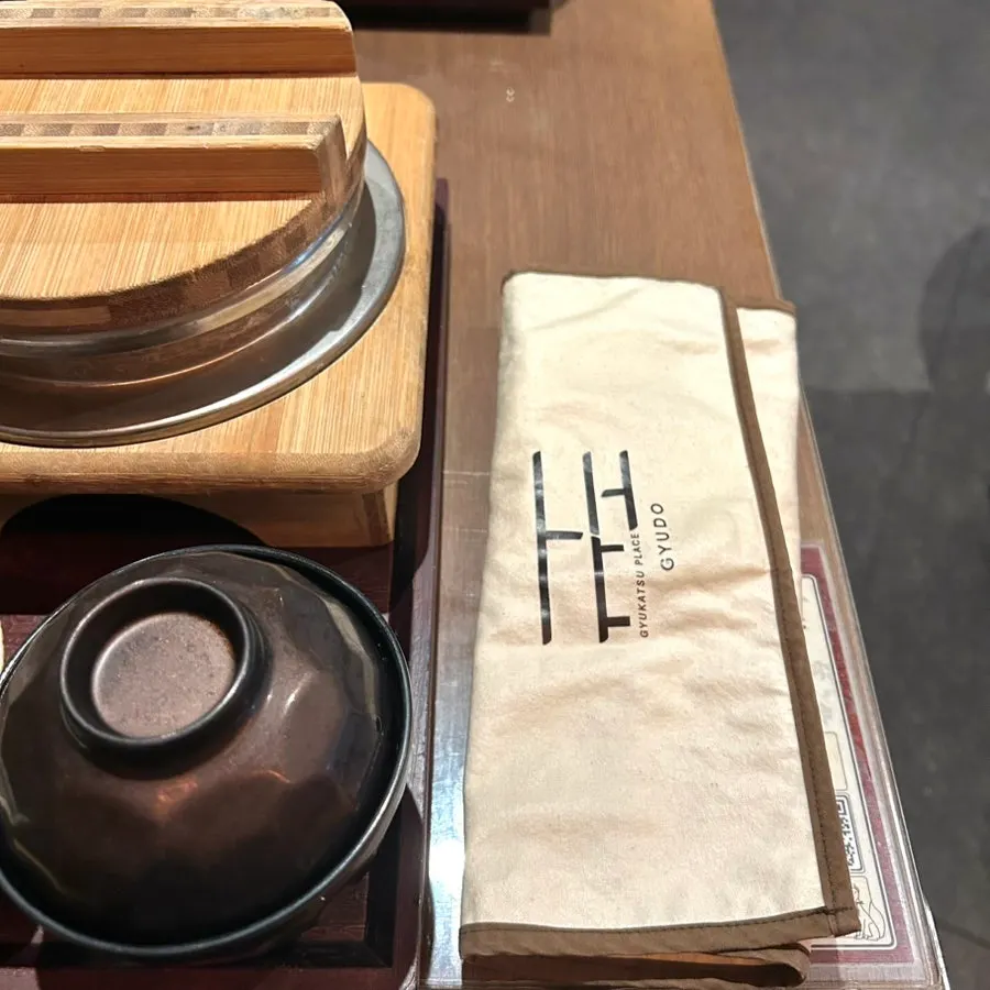 세심하게 준비된 식사 수저