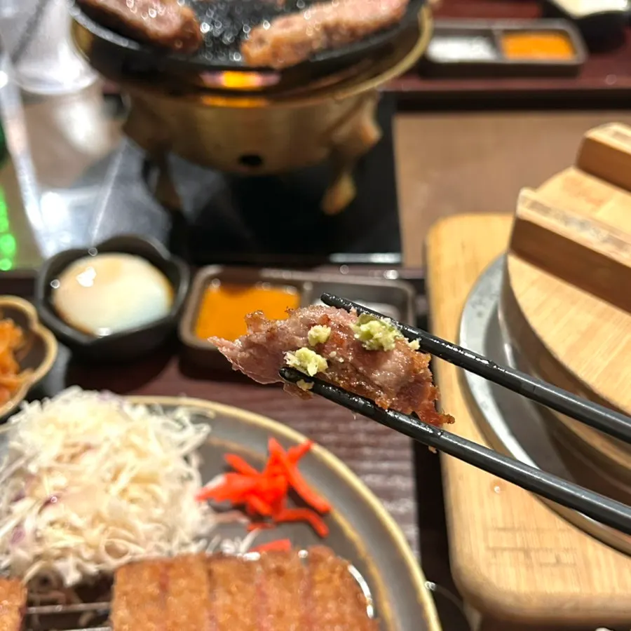 여러 소스와 곁들인 규카츠
