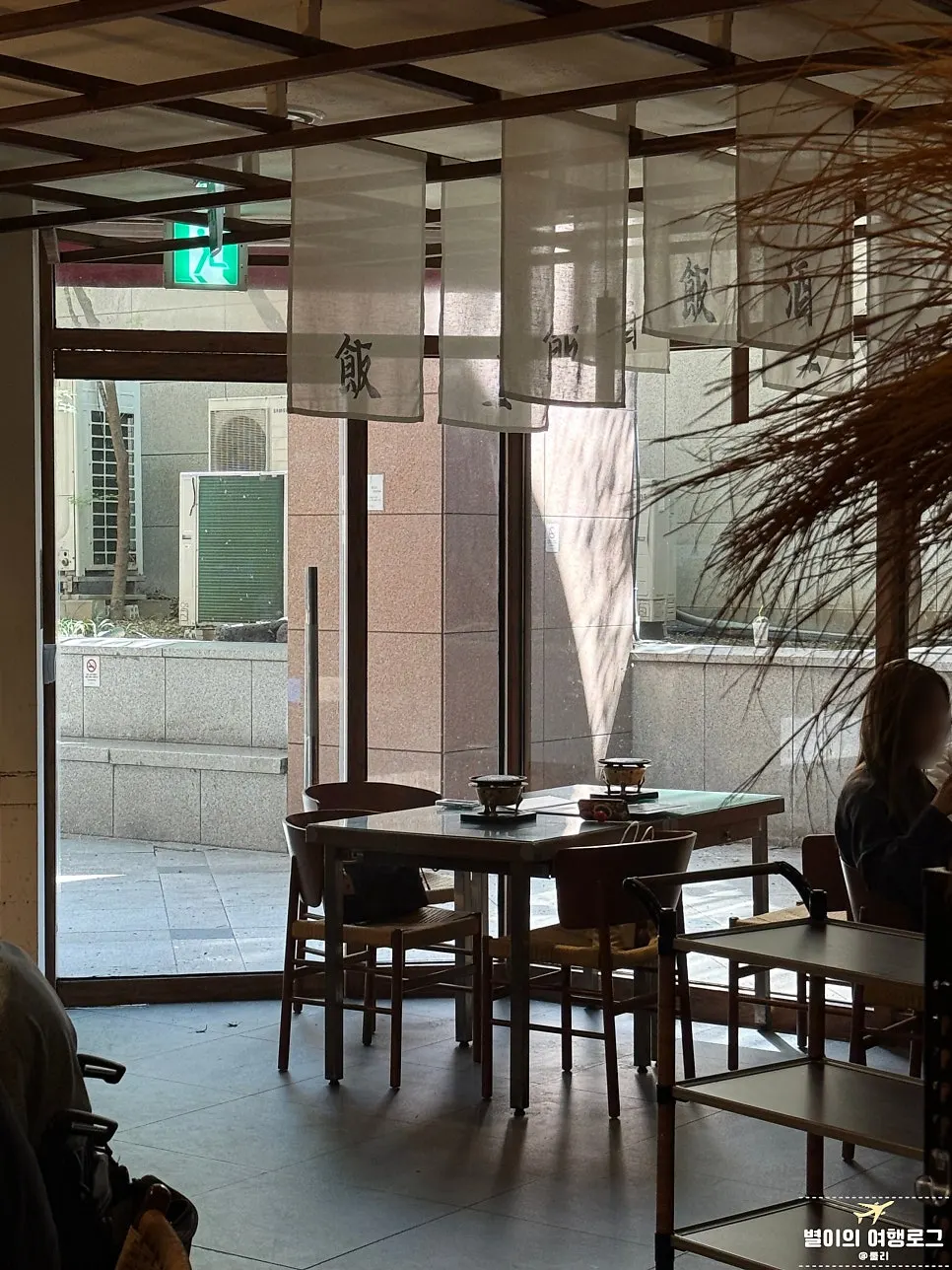 カウンター席とテーブルのある店内