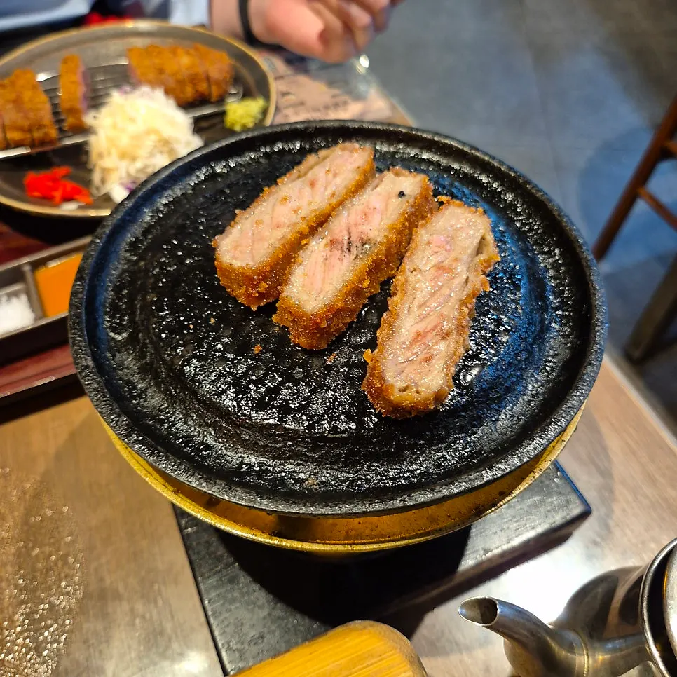수제 소스와 곁들인 규카츠 상차림