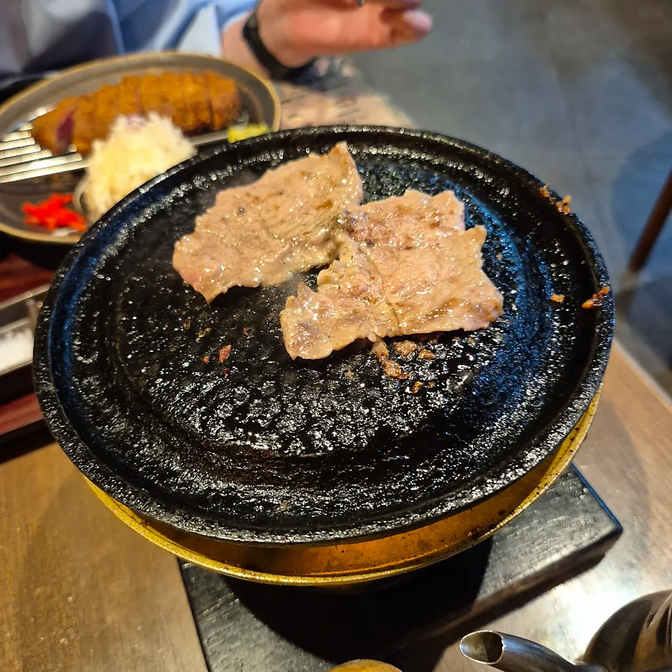 서로 다른 맛의 규카츠와 야키니쿠