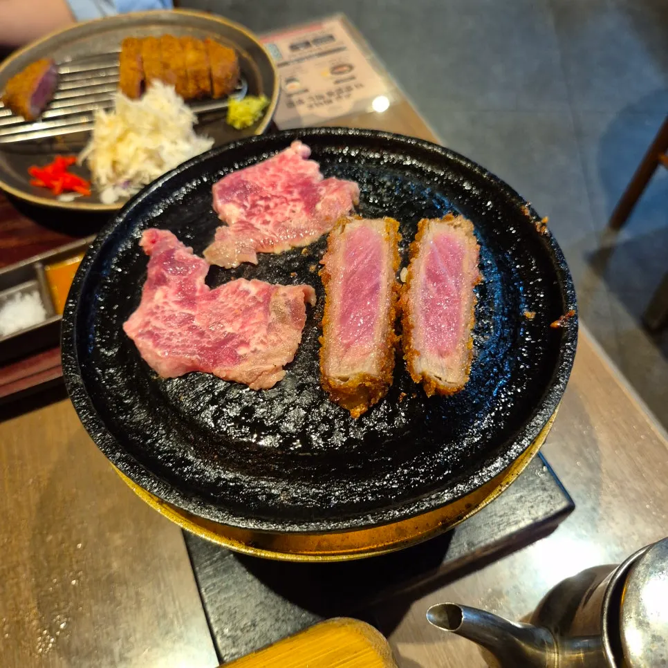 푸짐하게 차린 규카츠 야키니쿠 한 상