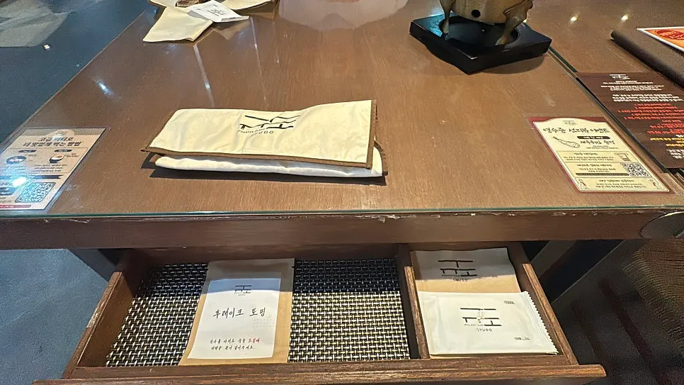 Personal drawer with cutlery pouch and furikake topping