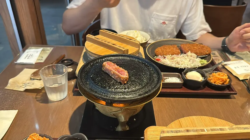 Smoked gyukatsu placed on the personal brazier
