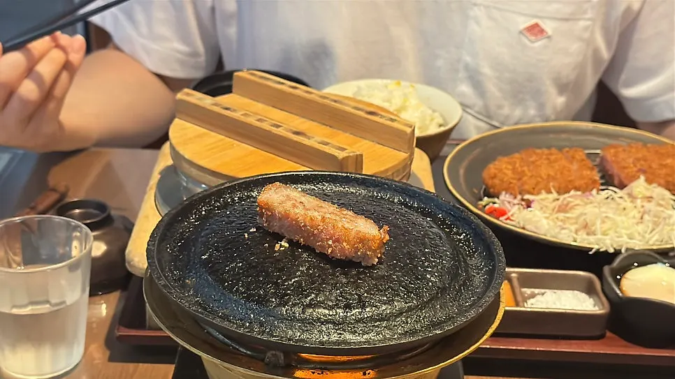 Gyukatsu being grilled on both sides over the brazier