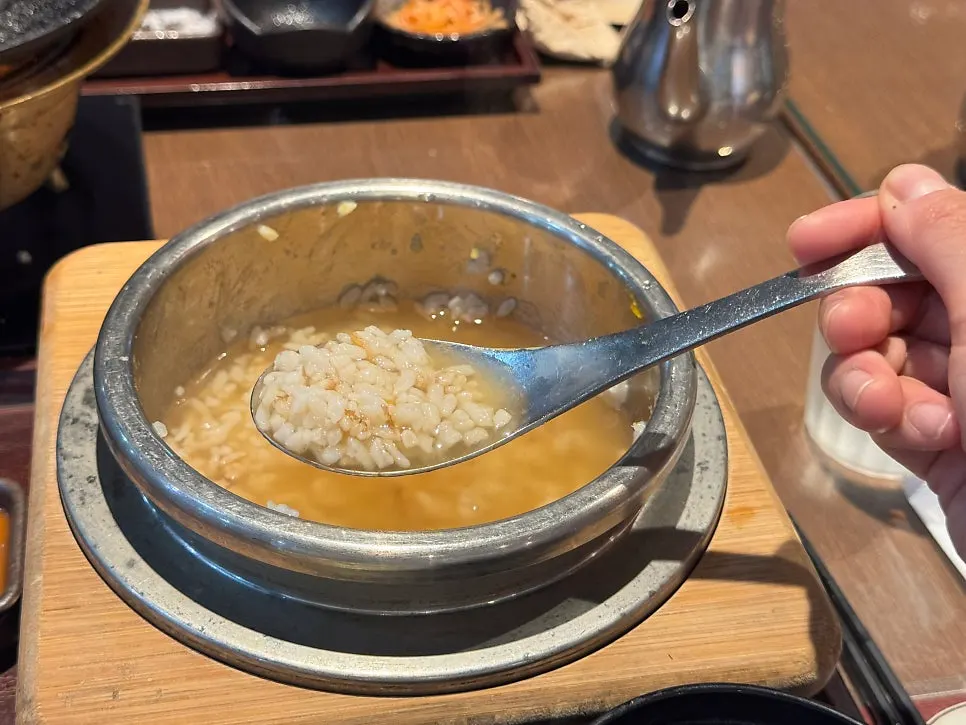 Nurungji ochazuke made by pouring broth into the pot rice