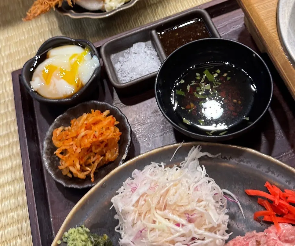 돌솥밥과 장국, 온센타마고 등 정식 기본 구성