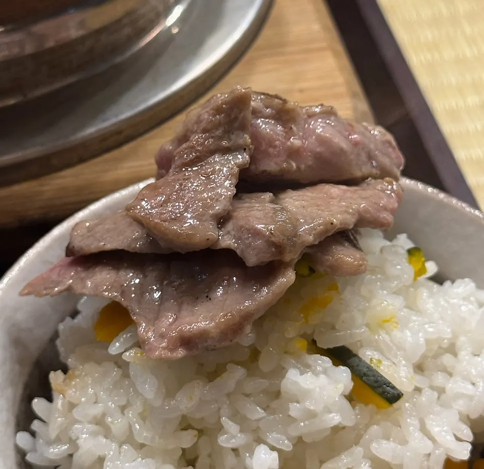 개인 화로에 구운 야끼니꾸와 특제 소스