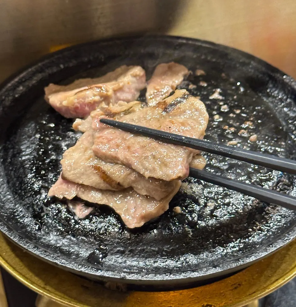 육즙이 보이는 구운 채끝등심 한 점