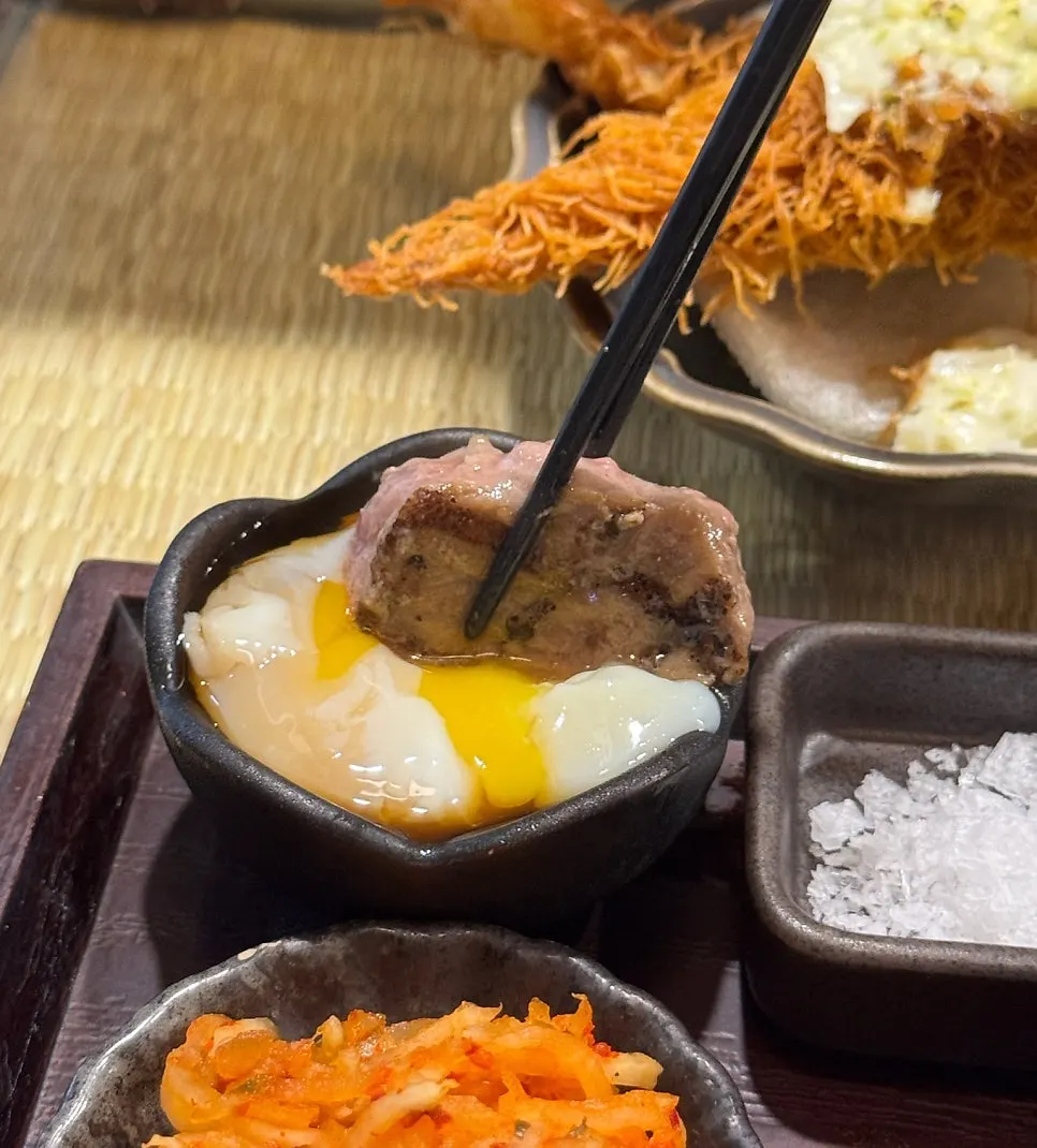 소스에 찍은 야끼니꾸 고기
