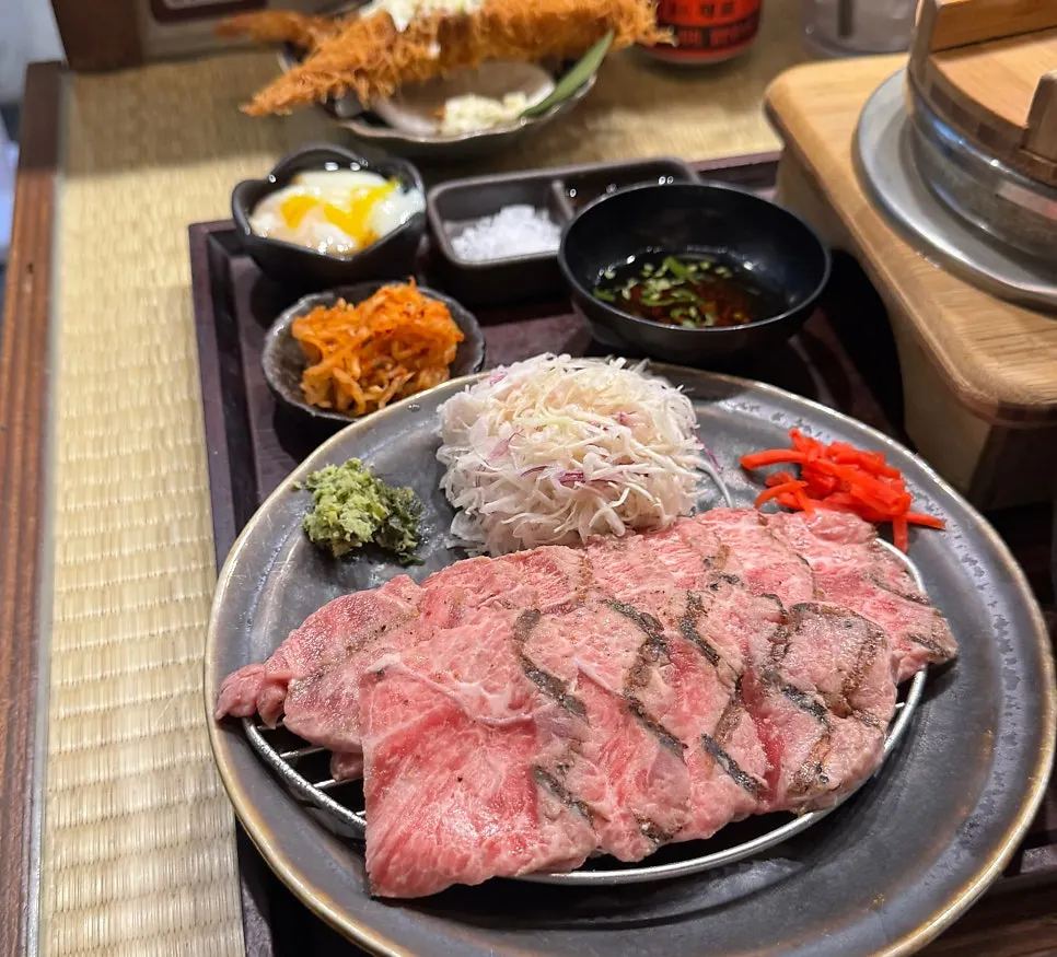 야끼니꾸 정식과 사이드 메뉴 식사 마무리