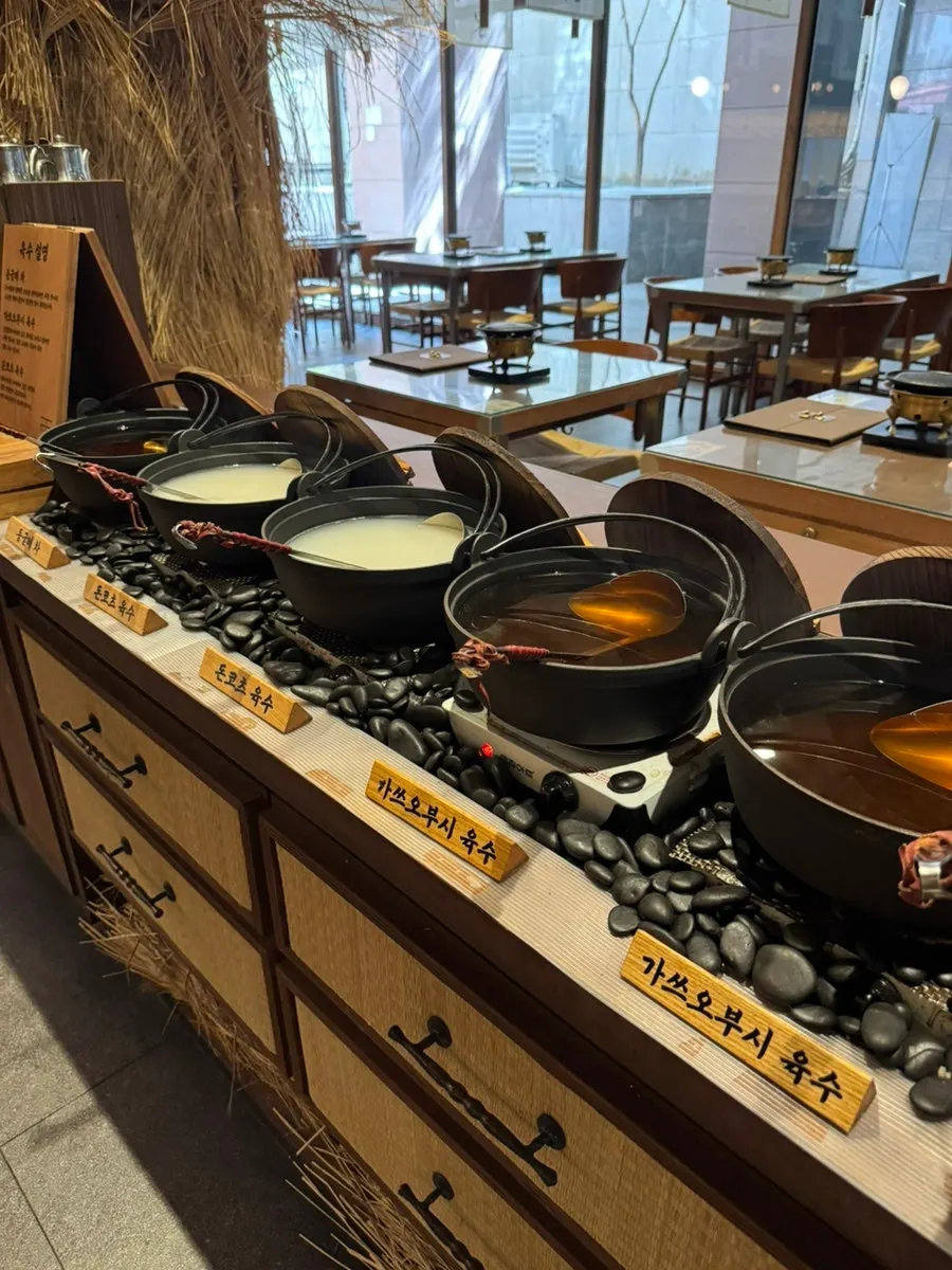 Self-serve bar for pot rice and broth