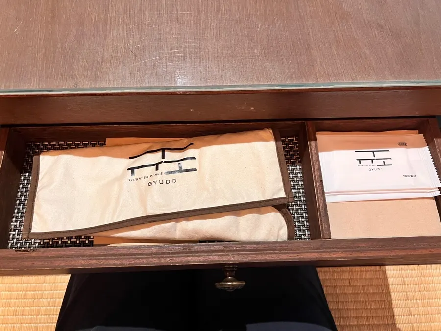 서랍 속 티슈와 후레이크 토핑 티백