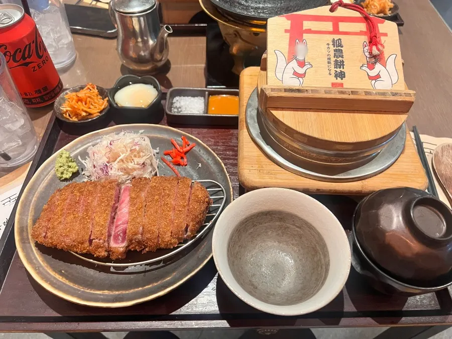 개인 화로에 올린 규카츠 한 점