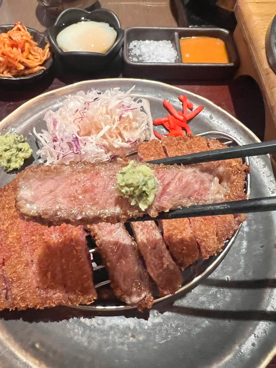 규카츠 위에 올린 명이와사비