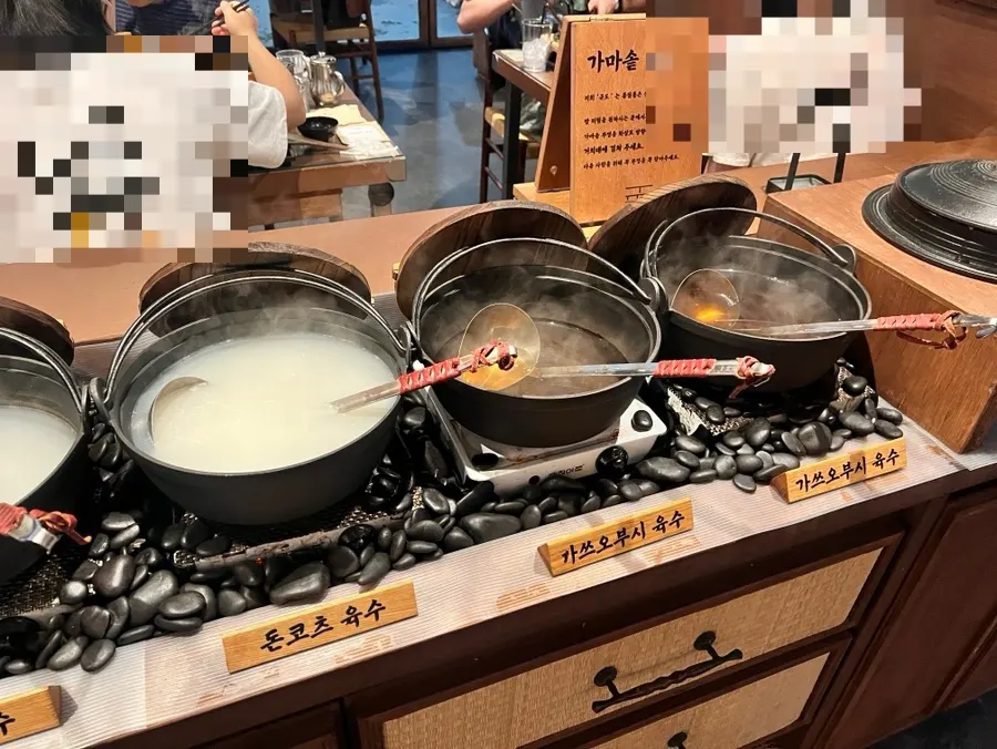 솥밥에 가쓰오부시 육수를 부은 오차즈케