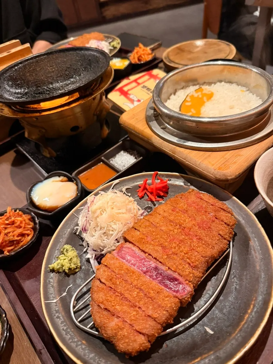 The full spread of the sirloin gyukatsu set
