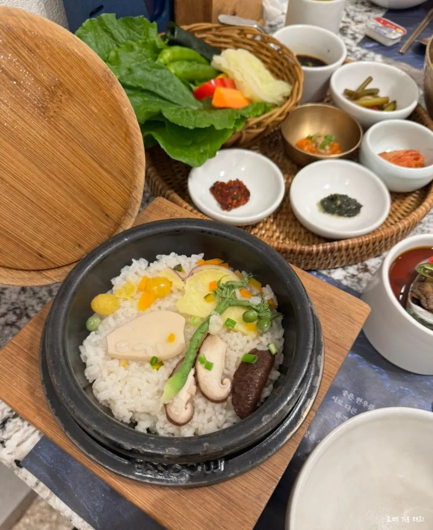 뚜껑 열린 솥밥 한 그릇