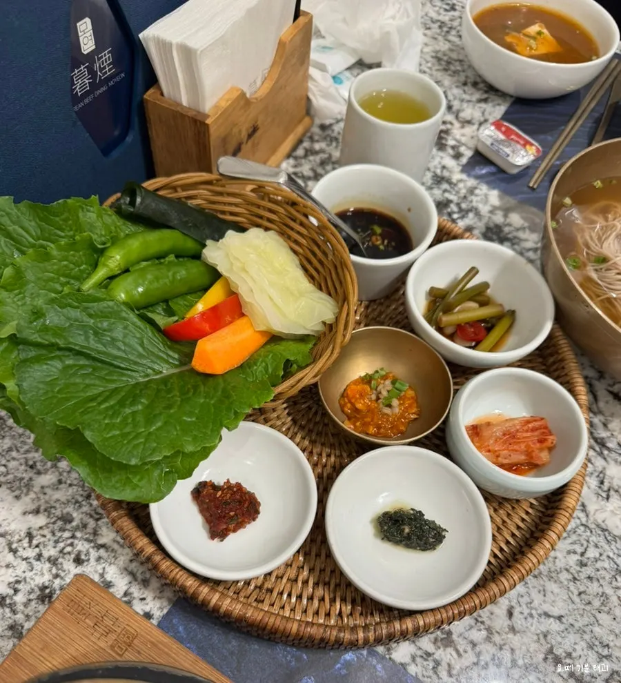 점점 쌓이는 기본 반찬과 쌈채소