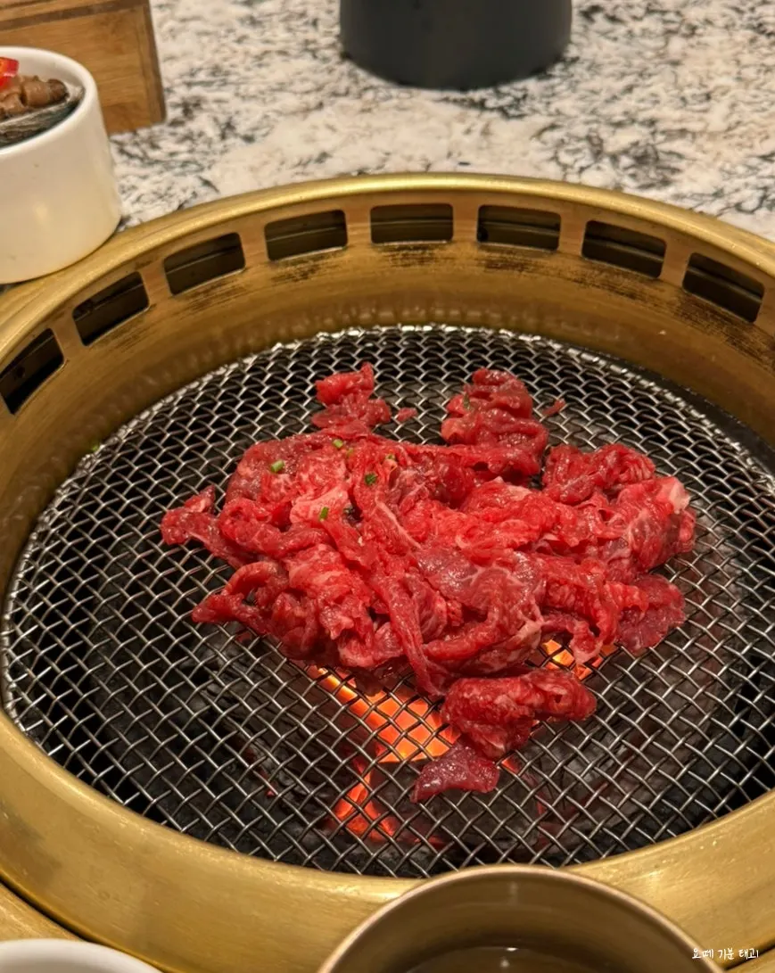 깻잎페스토와 쌈장, 간장 등 양념 접시