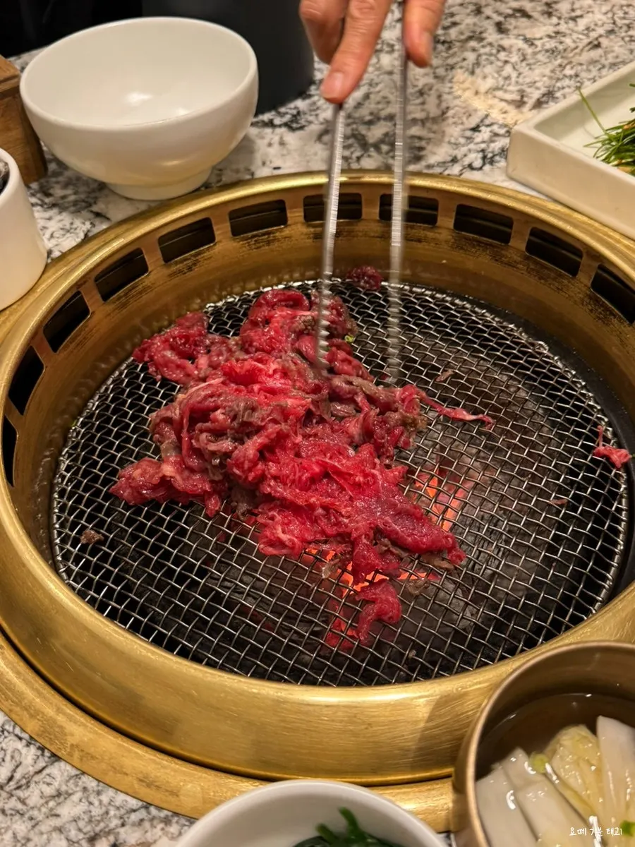 직원이 숯불에 구워주는 한우 양념구이