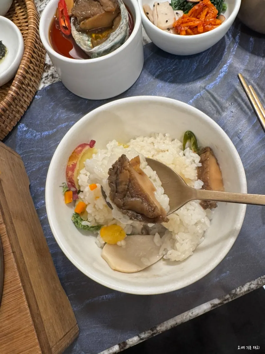 통통한 전복이 든 전복장